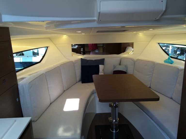 Wynajem Motorówka w Cogolin - Jeanneau Cap Camarat 10.5 WA