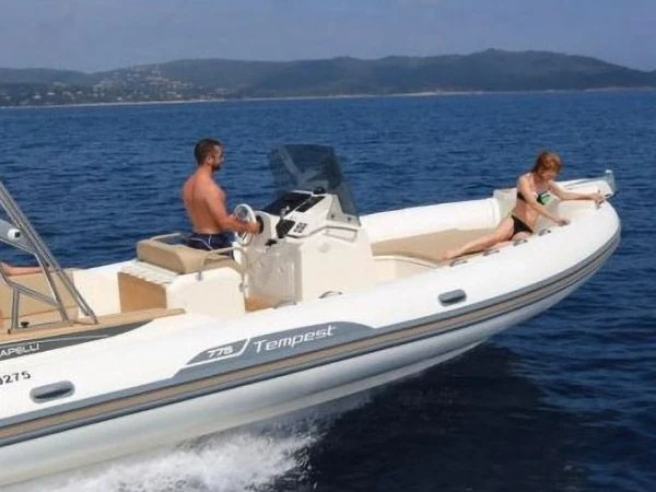 Wynajem Łódż półsztywna Capelli z patentem 