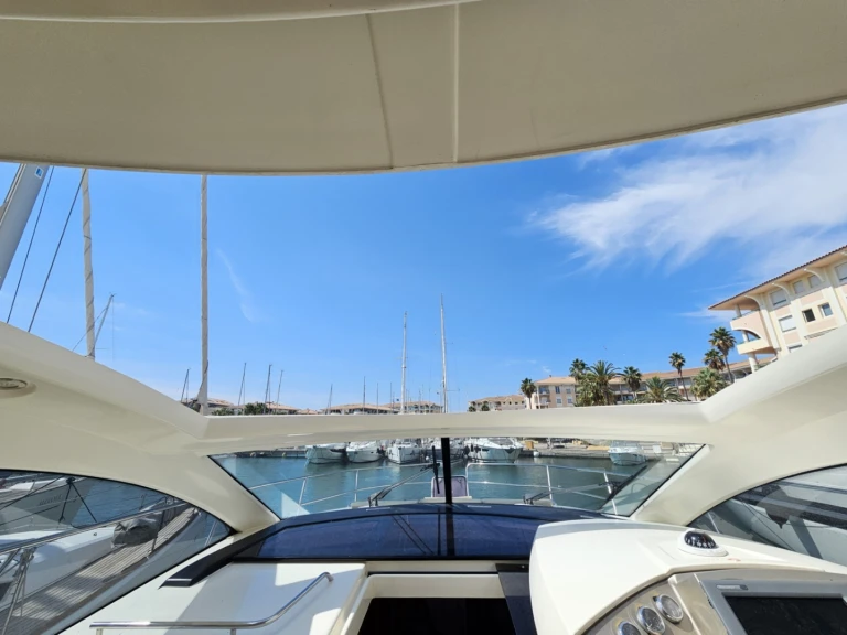 Jeanneau Prestige 38 S między profesjonalistami a osobami prywatnymi w Saint-Jean-Cap-Ferrat