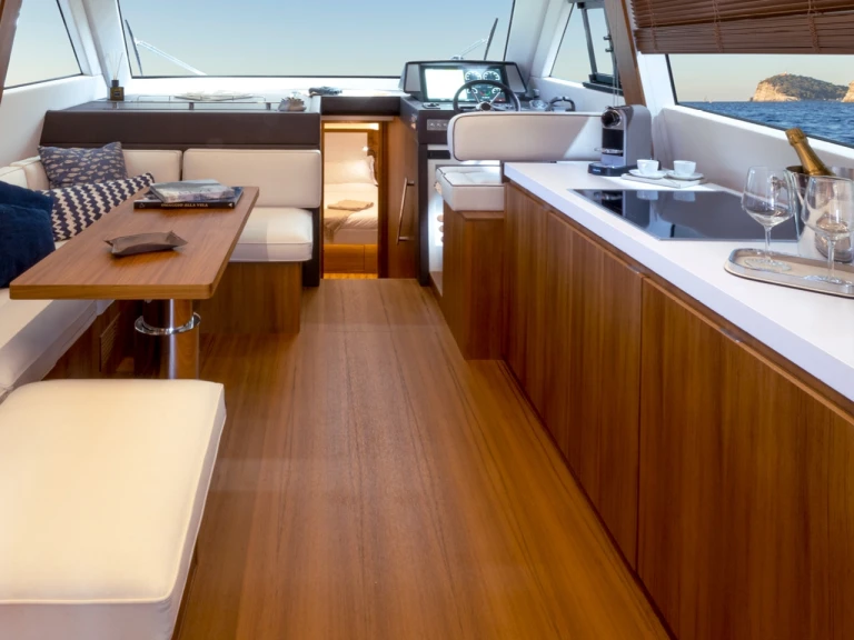 Solaris Solaris 47 między profesjonalistami a osobami prywatnymi w Beaulieu-sur-Mer