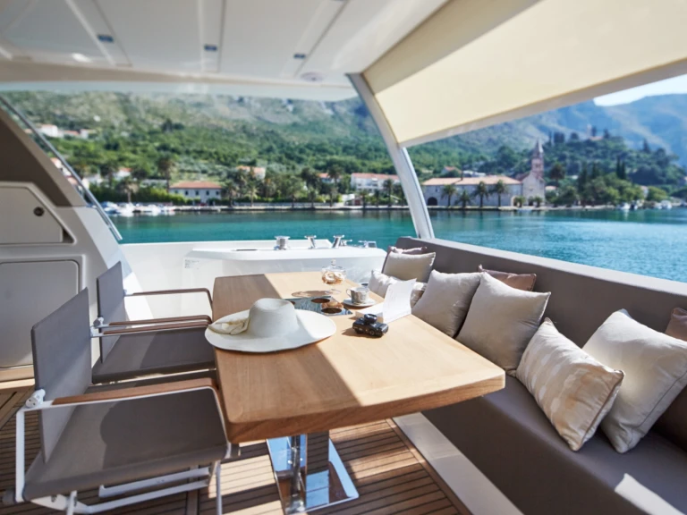 Prestige Prestige 680 między profesjonalistami a osobami prywatnymi w Antibes