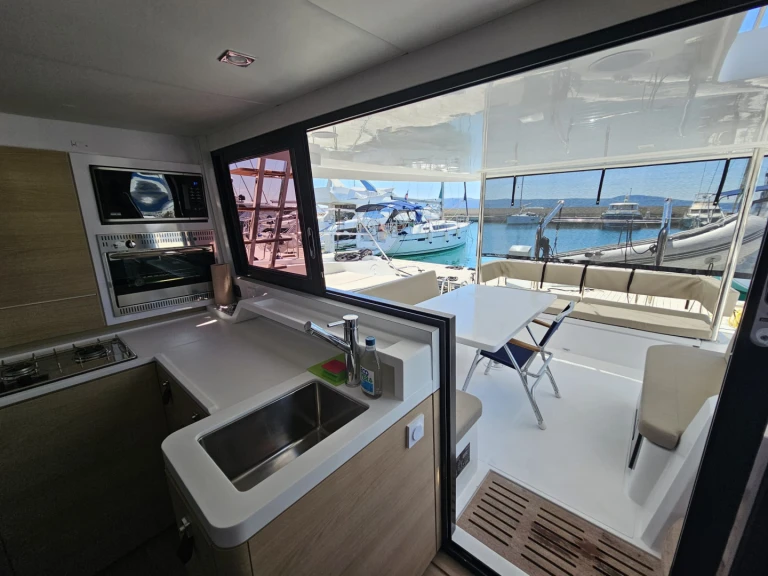 Wynajmij Katamaran z lub bez skippera Aventura w Marina (City)