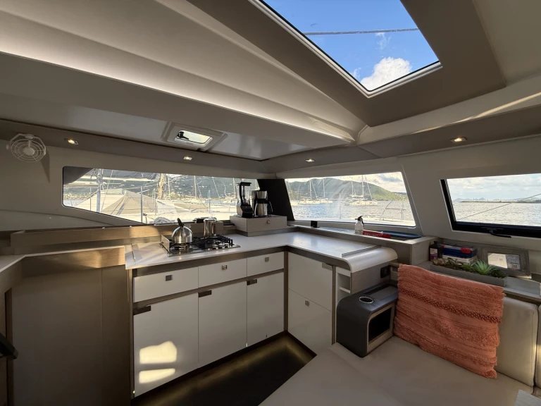 Fountaine Pajot Elba 45 między profesjonalistami a osobami prywatnymi w Road Town