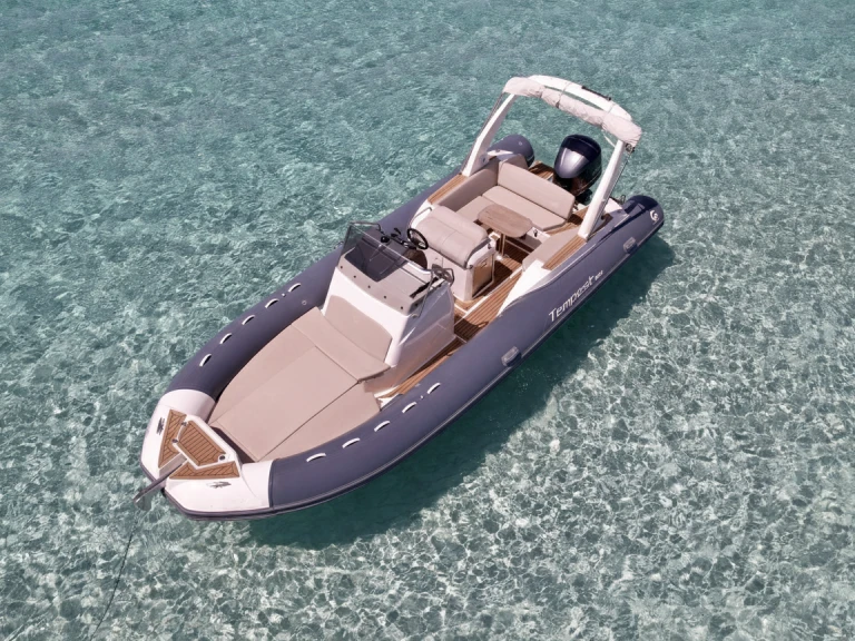 Capelli Tempest 800 między profesjonalistami a osobami prywatnymi w Marina Botafoch