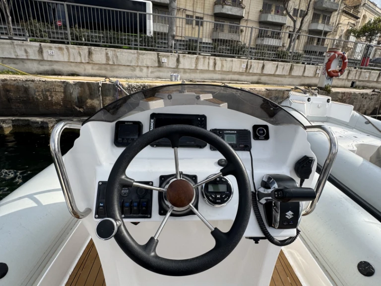 Onda marine 750 między profesjonalistami a osobami prywatnymi w Tal-Pietà