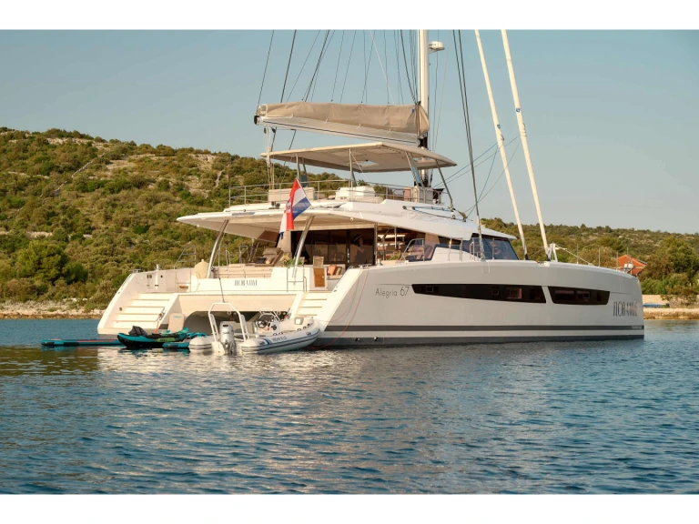 Fountaine Pajot Alegria 67 między profesjonalistami a osobami prywatnymi w Trogir