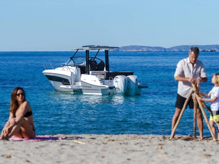 Jeanneau Cap Camarat 9.0 WA między profesjonalistami a osobami prywatnymi w Port de Hyères (St Pierre)
