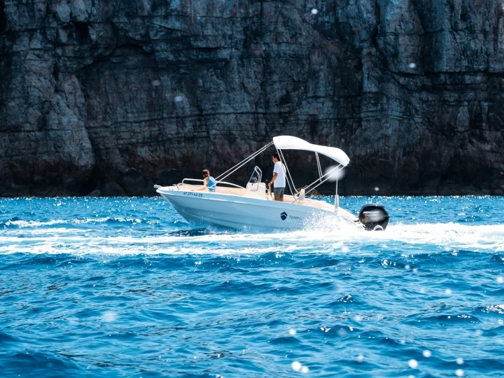 Wynajem Motorówka Marine z patentem 