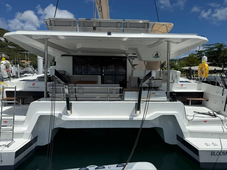 Fountaine Pajot Elba 45 między profesjonalistami a osobami prywatnymi w Road Town