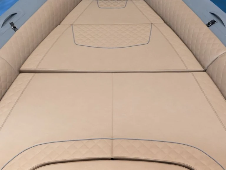 Łódż półsztywna do wynajmu w Ajaccio w najlepszej cenie