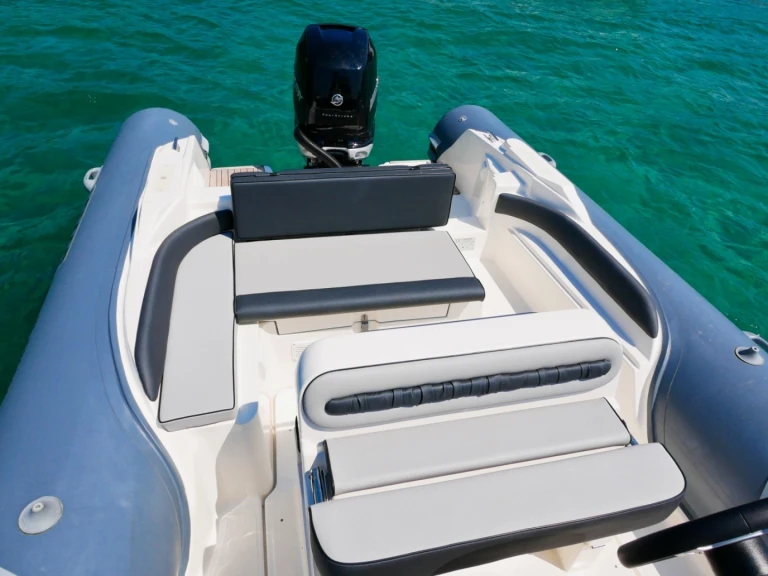 Wynajem Łódż półsztywna w Hyeres - Lomac Lomac 790 IN