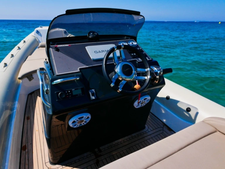 Lomac Adrenalina 7.5 między profesjonalistami a osobami prywatnymi w Hyeres