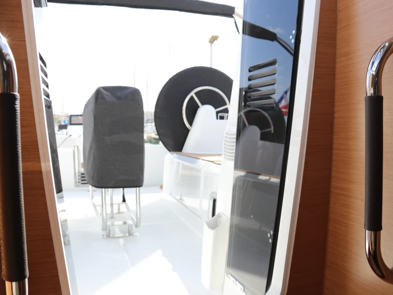 Jeanneau Sun Odyssey 350 między profesjonalistami a osobami prywatnymi w La Rochelle