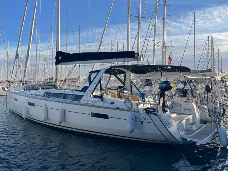 Wynajem Żaglowiec w Port de Hyères (St Pierre) - Bénéteau Oceanis 45