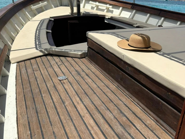 Wynajmij Cantiere Demeglio Gozzo Storico w La Maddalena