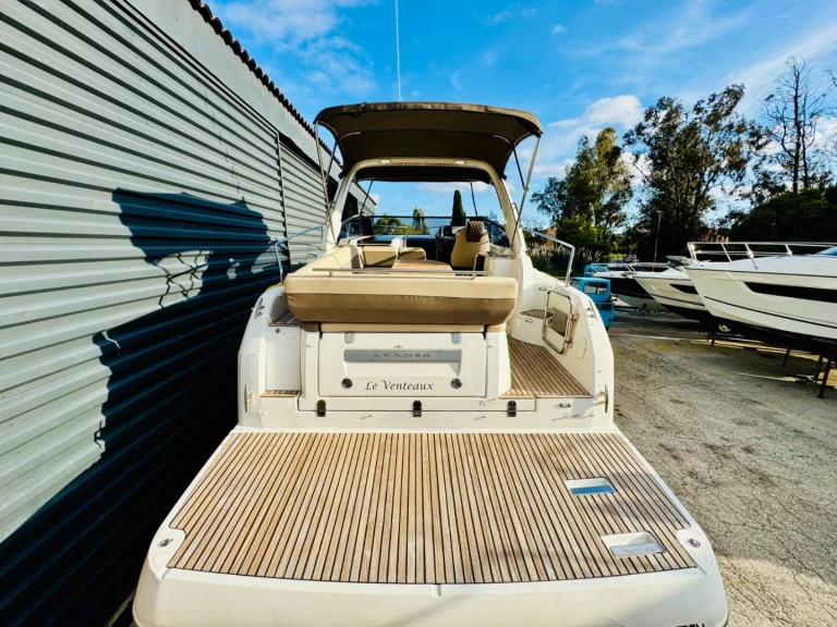 Jeanneau Leader 30 między profesjonalistami a osobami prywatnymi w Fréjus