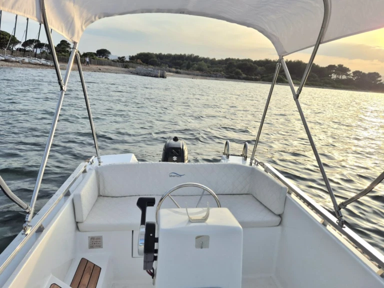 Silver Silver yacht 495 między profesjonalistami a osobami prywatnymi w Cannes