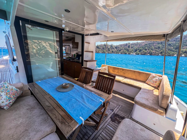 Wynajem Motorówka w Skopea Marina - Custom Made Agara 44