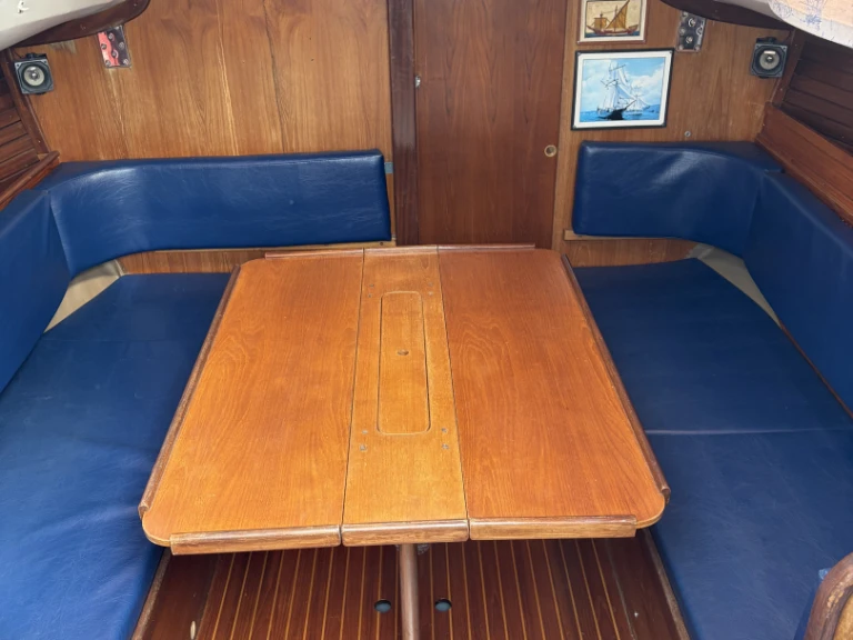 Wynajem Żaglowiec Bénéteau z patentem 