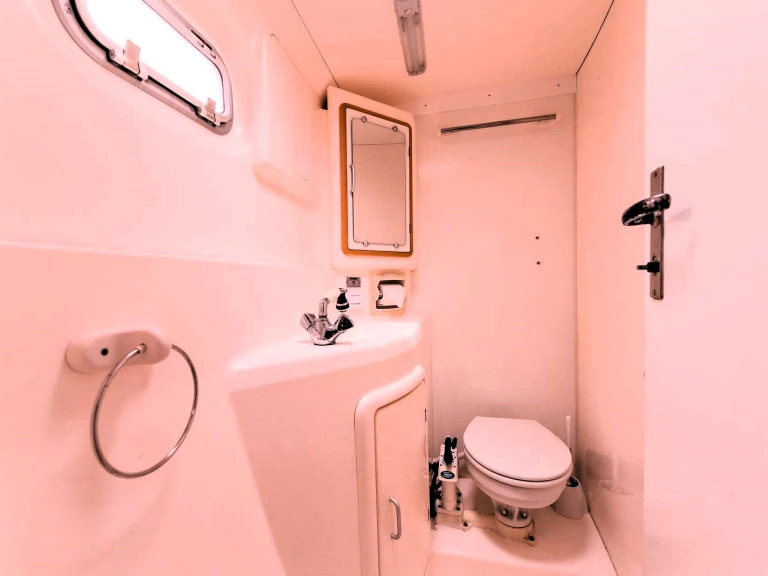 Leopard Leopard 47 między profesjonalistami a osobami prywatnymi w Eden Island