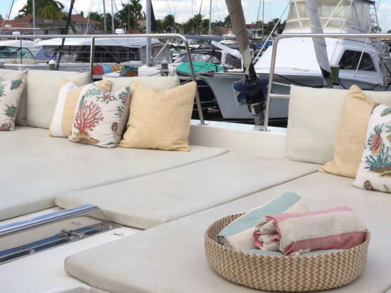 Wynajmij Bali ZURI 3 w Nassau