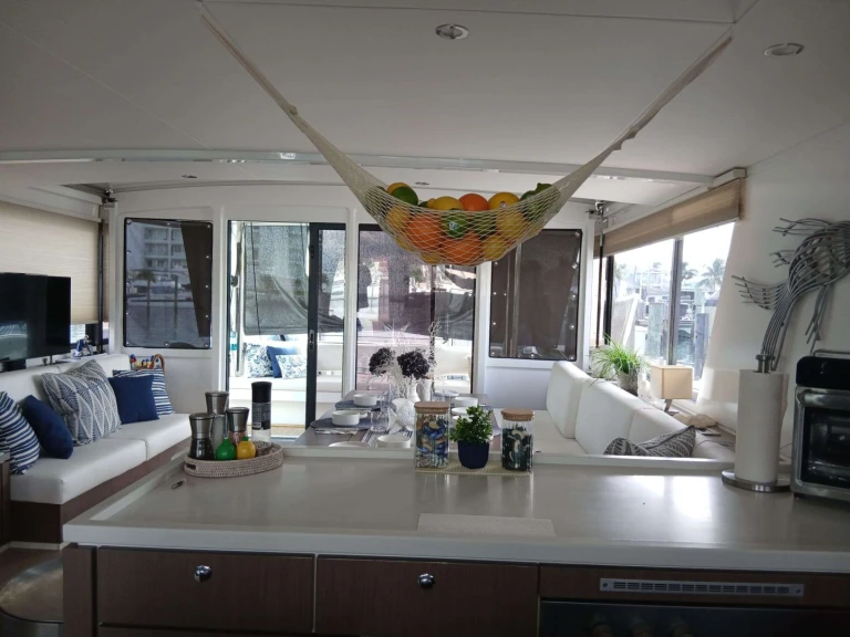 Wynajem łodzi Nassau tanio ZURI 3