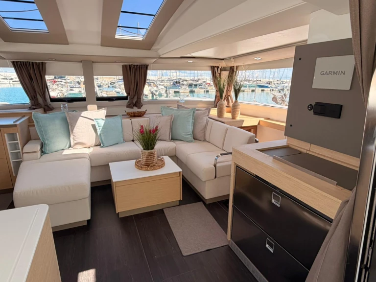 Fountaine Pajot Elba 45 między profesjonalistami a osobami prywatnymi w Capo d'Orlando