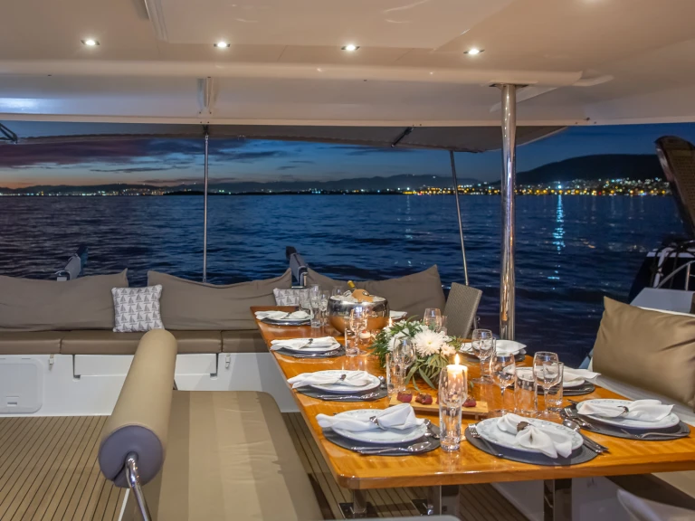 Fountaine Pajot Saba 50 między profesjonalistami a osobami prywatnymi w Nea Peramos