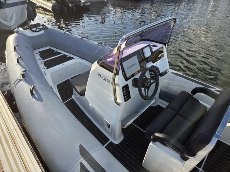 Brig Eagle 670 między profesjonalistami a osobami prywatnymi w Arzon