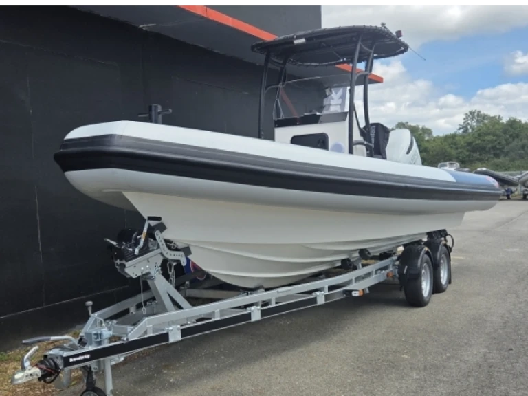 Łódż półsztywna do wynajmu w Arzon w najlepszej cenie