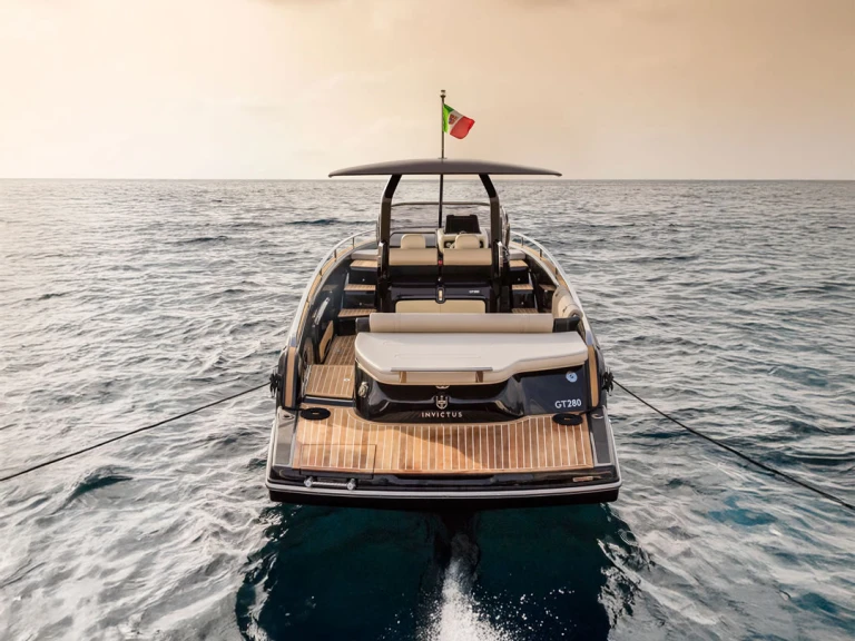 Wynajmij Motorówka z lub bez skippera Invictus  w Poltu Quatu