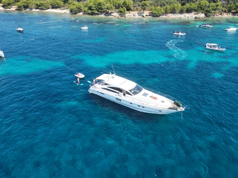 Princess Princess V70 między profesjonalistami a osobami prywatnymi w Vieux Port de Cannes