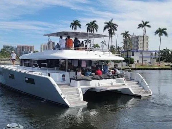 Wynajmij Lagoon 620 Power Catamaran w Key West