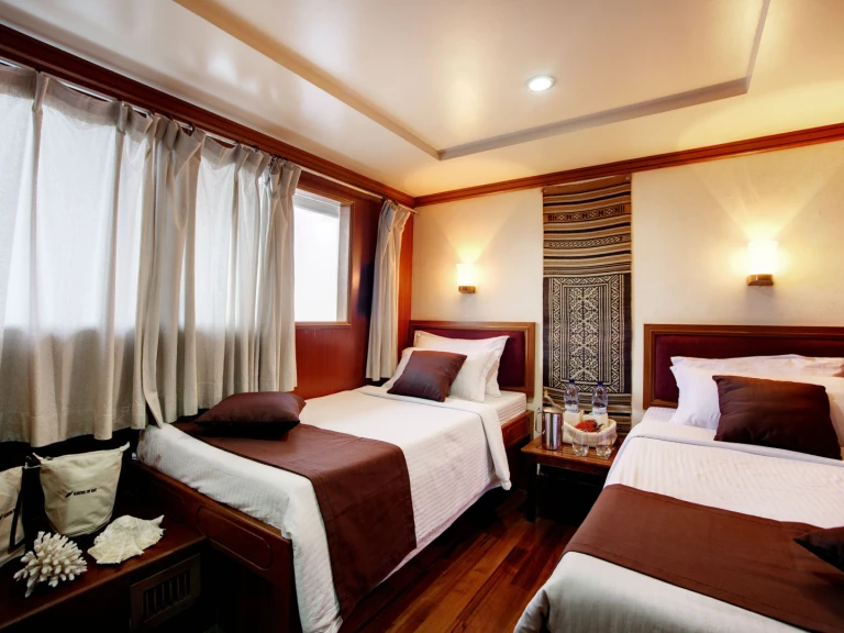 Wynajmij  Duke of York - Cabin (triple-1 double + 1 single bed) w Hulhumale