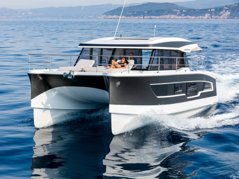 Wynajem Motorówka Fountaine Pajot z patentem 