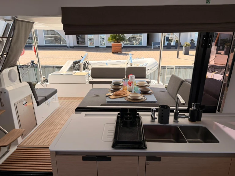 Wynajem Katamaran Fountaine Pajot z patentem 