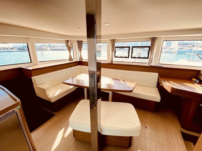 Katamaran do wynajmu w Lavrio w najlepszej cenie