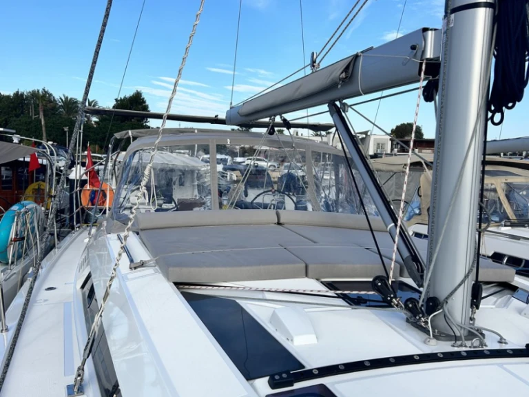 Wynajem Żaglowiec Bénéteau z patentem 