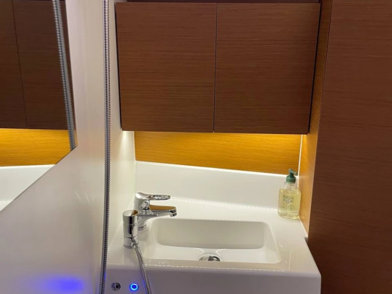 Jeanneau Sun Odyssey 380 między profesjonalistami a osobami prywatnymi w Goecek