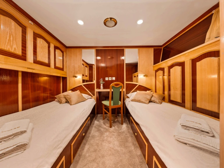  Motoryacht Korab między profesjonalistami a osobami prywatnymi w Rijeka