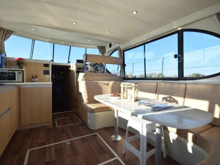 Wynajem Motorówka Nicols Yacht z patentem 