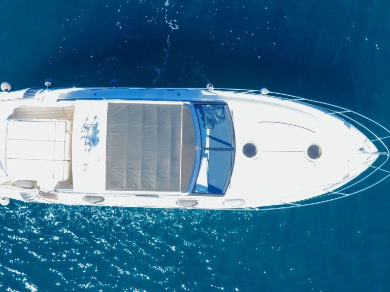 Princess Princess V42 między profesjonalistami a osobami prywatnymi w Villeneuve-Loubet