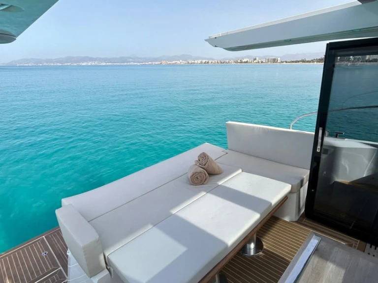 Wynajem Motorówka Sealine z patentem 