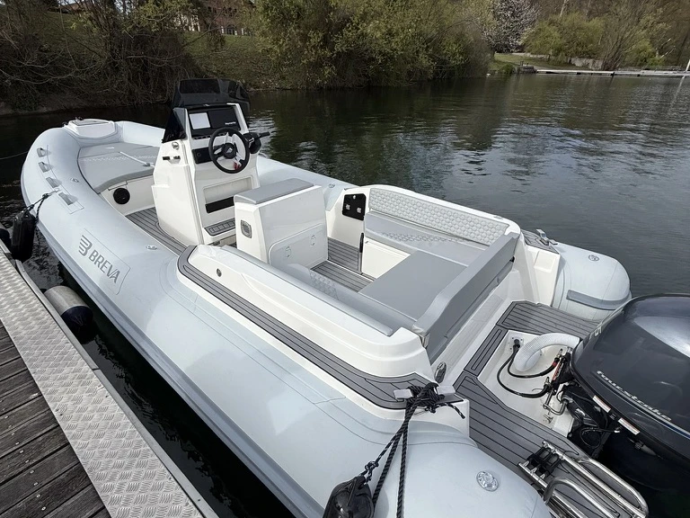 Wynajem Łódż półsztywna BREVA z patentem 