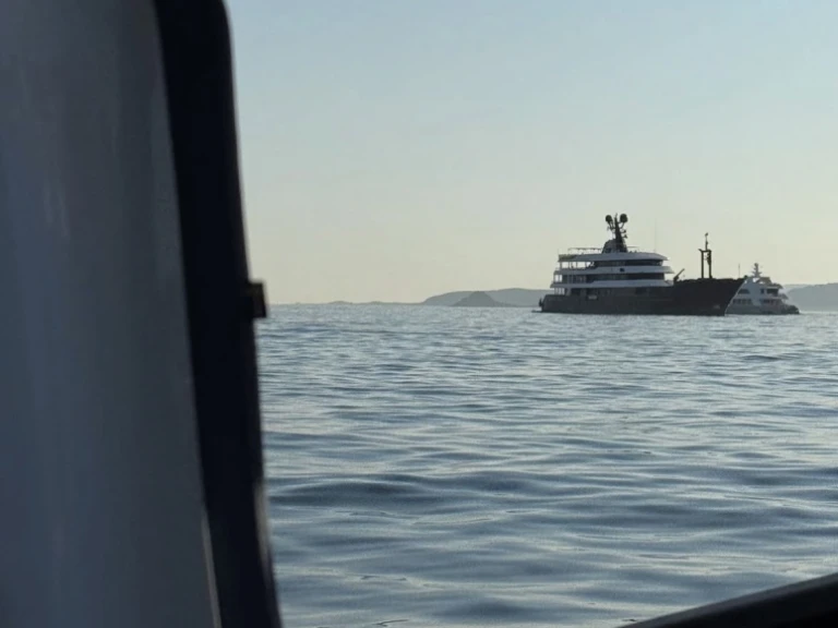 Savage Boats Ronin 35 między profesjonalistami a osobami prywatnymi w Ornós