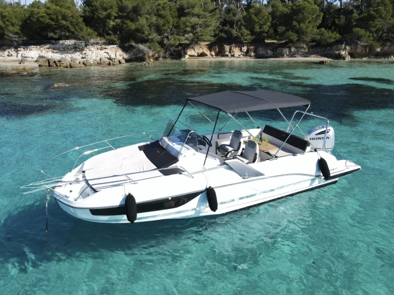 Bénéteau Flyer 7.7 SUNdeck między profesjonalistami a osobami prywatnymi w Mandelieu-la-Napoule