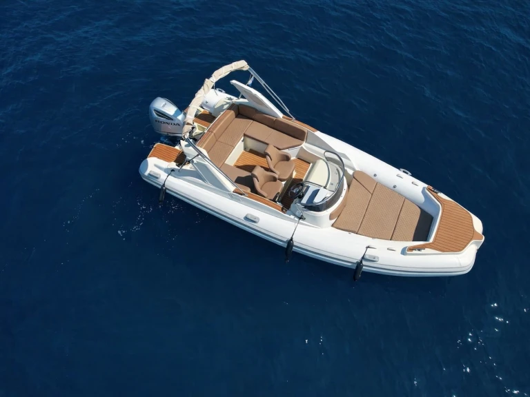 Wynajem Łódż półsztywna Aquamax z patentem 