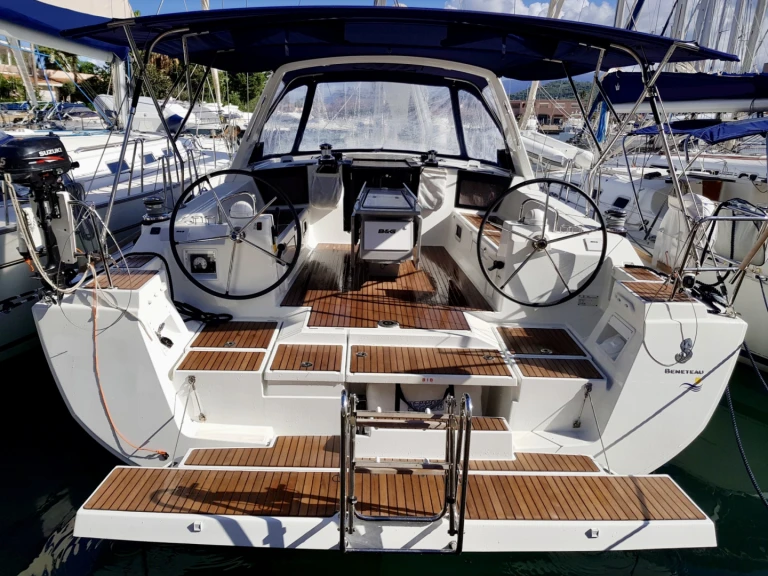 Wynajem Żaglowiec Bénéteau z patentem 