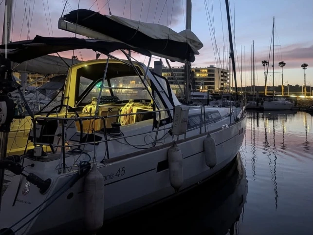 Bénéteau Oceanis 45 między profesjonalistami a osobami prywatnymi w Lagos