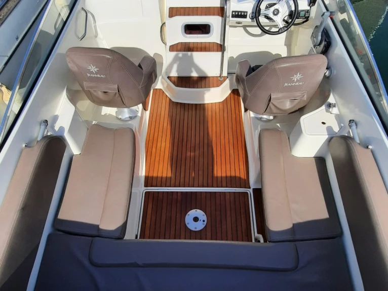 Wynajem łodzi Jeanneau CAP CAMARAT 6,5 CC Style w Francja na SamBoat 